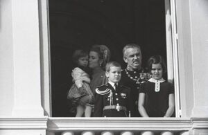 La famiglia reale alla finestra: Grace Kelly con in braccio la piccola Stefania, Ranieri III di Monaco e i piccoli principi Alberto II e Carolina