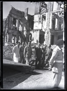 Il sindaco di Milano Antonio Greppi accanto al tenente colonnello Herschenson; sullo sfondo le macerie di edifici bombardati durante la guerra