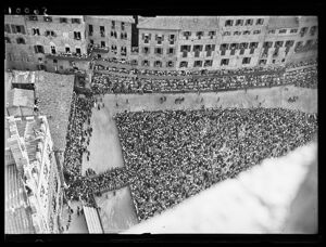 Probabilmente la foto è stata scattata dalla Torre del Mangia in modo da riprendere dall'alto Piazza del Campo