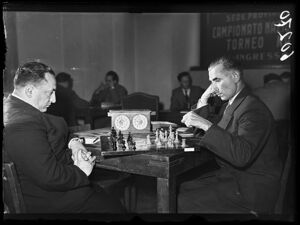 Due uomini si sfidano a scacchi durante un torneo nazionale
