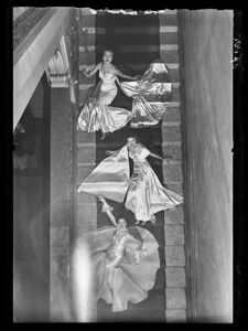 Ripresa dall'alto di tre modelle, in posa su uno scalone di Palazzo Chiesa, in corso Venezia a Milano, in occasione di una sfilata di moda