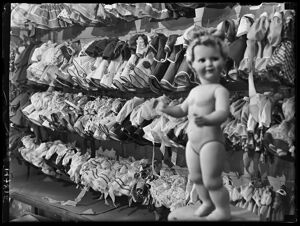 Abiti per bambole alla fabbrica Bonomi; in primo piano una bambola svestita