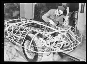 Un operaio in officina salda i tubolari del telaio del prototipo dell'Alfa Romeo C52 spider "Disco Volante"