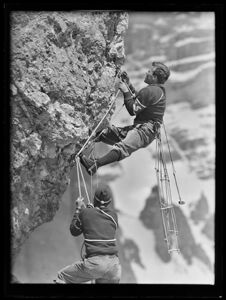 Due alpinisti, Scoiattoli delle Dolomiti, in cordata mentre scalano una parete rocciosa