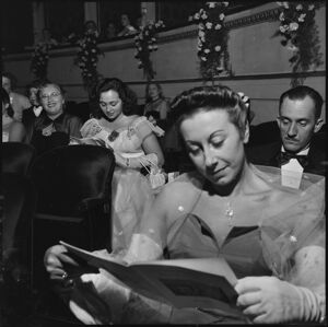 Pubblico in platea al Teatro alla Scala la sera dell'inaugurazione della stagione lirica 1951-1952 con l'opera "I vespri siciliani" di Giuseppe Verdi, diretta da Victor de Sabata, con la regia di Herbert Graf
