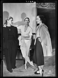 Le ballerine Margot Fonteyn (al centro) e Pamela May (a destra) al Teatro alla Scala