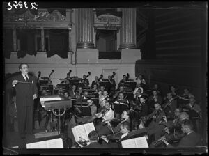 Franco Capuana dirige le prove d'orchestra al Teatro alla Scala