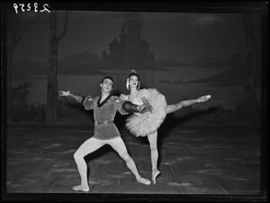 Un momento del passo a due del balletto "Il Lago dei Cigni" per la coreografia di Margherita Wallmann al Teatro alla Scala