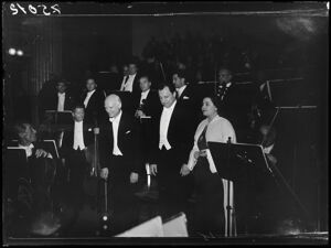 Il direttore d'orchestra Victor de Sabata, il basso Boris Hristov (al centro) e la soprano Victoria de los Ángeles ritratti durante i saluti sul palco del Teatro alla Scala