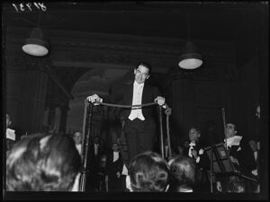 Il direttore d'orchestra Herbert Von Karajan sul podio al Teatro alla Scala