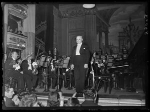 Il direttore d'orchestra José Iturbi applaudito dal pubblico al Teatro alla Scala alla fine del concerto nel quale ha diretto musiche di Wagner, Liszt, Gershwin e De Falla