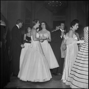 Visibili, sulla destra, la ballerina Luciana Novaro (di schiena) e la signorina Della Chiesa