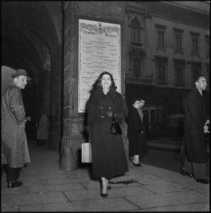 Violetta Elvin, prima ballerina della Scala, davanti al Teatro
