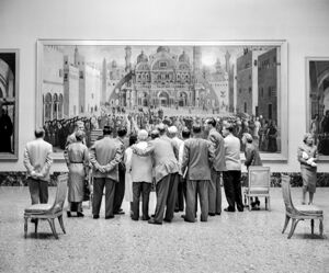 Un gruppo di turisti in una delle sale della Pinacoteca di Brera a Milano osserva il dipinto "Predica di san Marco ad Alessandria d'Egitto" Gentile e Giovanni Bellini