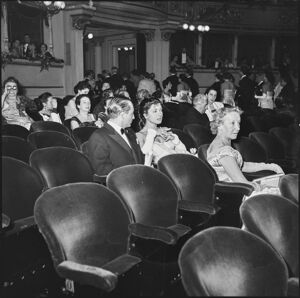 Silvana Pampanini in platea al Teatro alla Scala in occasione della serata inaugurale della stagione lirica 1953-1954 con l'opera "La Wally", di Alfredo Catalani, diretta da Carlo Maria Giulini