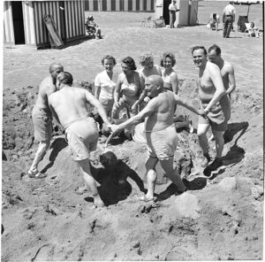 Bagnanti giocano in una spiaggia dell'Adriatico