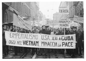 Corteo di manifestanti, con lo striscione che recita "L'imperialismo USA: ieri a Cuba oggi nel Vietnam minaccia la pace", alla marcia per la pace nel Vietnam e nel mondo a Milano