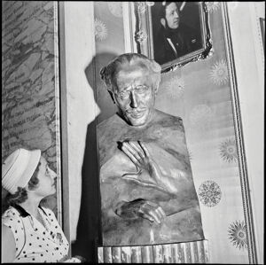 Una donna ammira il busto di Arturo Toscanini di Edward Bruce Douglas, al Museo del Teatro alla Scala