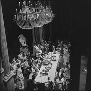 Un momento dell'opera "La Vestale", di Gaspare Spontini, diretta da Antonino Votto, con la regia di Luchino Visconti, con la quale è inaugurata la stagione lirica 1954-1955 del Teatro alla Scala