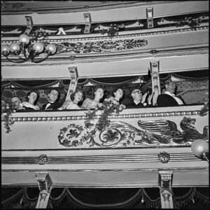 Pubblico dei palchi la sera dell'inaugurazione della stagione lirica 1954-1955 del Teatro alla Scala con l'opera "La Vestale", di Gaspare Spontini, diretta da Antonino Votto, con la regia di Luchino Visconti