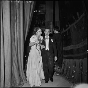 Il soprano Maria Callas con il direttore d'orchestra Antonino Votto escono di scena la sera dell'inaugurazione della stagione lirica 1954-1955 del Teatro alla Scala con l'opera "La Vestale", di Gaspare Spontini,  con la regia di Luchino Visconti