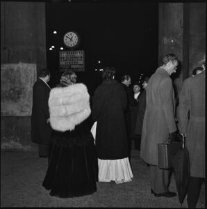 Spettatori usciti dal Teatro alla Scala dove hanno assistito alla serata inaugurale della stagione lirica 1954-1955 con l'opera "La Vestale", di Gaspare Spontini, diretta da Antonino Votto, con la regia di Luchino Visconti