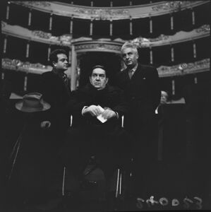 Il compositore Darius Milhaud, seduto su una sedia a rotelle, assiste alle prove della sua opera "David", che verrà messa in scena per la prima volta al mondo al Teatro alla Scala; alla sua sinistra il librettista dell'opera Armand Lunel