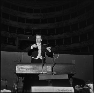 Il maestro Herbert Von Karajan sul podio al Teatro alla Scala mentre dirige