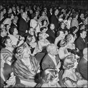 Pubblico in platea al Teatro alla Scala in occasione della serata inaugurale della stagione lirica 1954-1955 con l'opera "La Vestale", di Gaspare Spontini, diretta da Antonino Votto, con la regia di Luchino Visconti