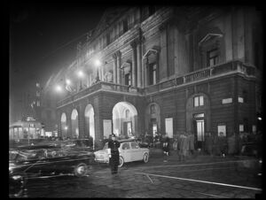 Un vigile urbano regola il traffico delle automobili che si dirigono nella galleria delle carrozze per accompagnare gli spettatori