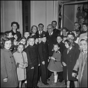 Studenti in visita al Teatro alla Scala ritratti insieme al sindaco di Milano Virgilio Ferrari
