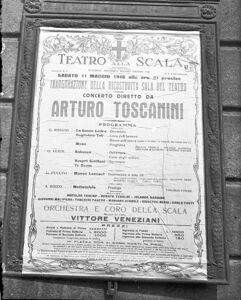 Manifesto affisso all'esterno del Teatro alla Scala con il programma del concerto di inaugurazione del Teatro ricostruito dopo la guerra, diretto da Arturo Toscanini