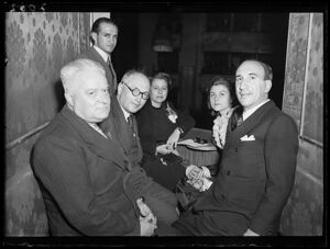 Pietro Nenni (secondo da sinistra) e Remigio Paone (primo a destra), tra gli altri, in un palco del Teatro alla Scala la sera del concerto diretto da Arturo Toscanini per la riapertura del Teatro ricostruito dopo la guerra