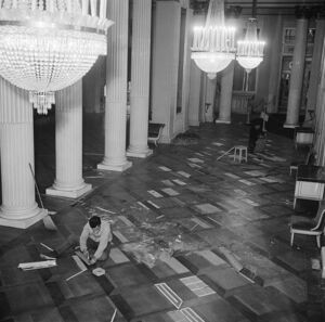 Restauro della pavimentazione, nel ridotto del Teatro alla Scala, in vista dell'inaugurazione della stagione lirica 1956-1957