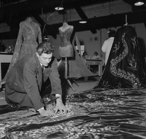 Un addetto alla sartoria del Teatro alla Scala prepara gli abiti di scena per l'opera "Turandot" che inaugurerà la stagione lirica 1958-1959