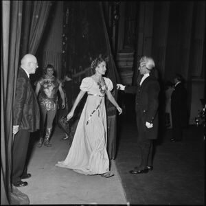 Il soprano Maria Callas dietro al sipario del Teatro alla scala al termine dell'opera "La Vestale", di Gaspare Spontini, diretta da Antonino Votto, con la regia di Luchino Visconti, che inaugura la stagione lirica 1954-1955
