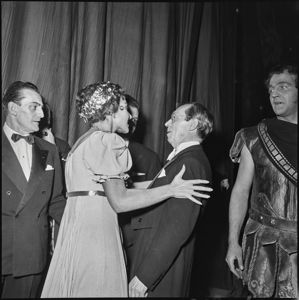 Alle spalle della Callas il regista della messa in scena Luchino Visconti<br>