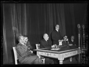 Giuseppe Saragat all'inaugurazione del congresso dell'Internazionale socialista al Teatro alla Scala