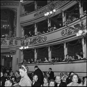 Nel terzo palco del secondo ordine è visibile il soprano Gloria Davy