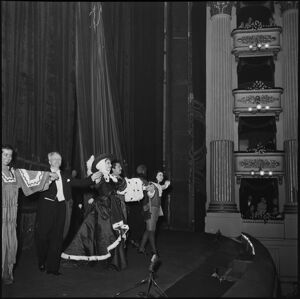 Visibili il mezzosoprano Giulietta Simionato, il direttore d'orchestra Gianandrea Gavazzeni, il soprano Maria Callas e il soprano Eugenia Ratti