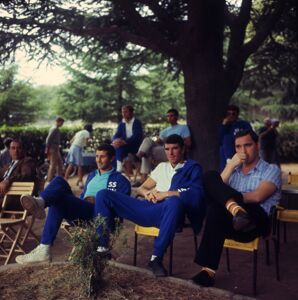 Dino Zoff seduto al centro, accanto al compagno di squadra Amedeo Stenti, a sinistra
