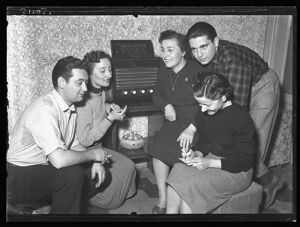 Un gruppo di giovani ascolta la radio