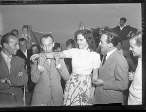Fulvia Franco, Miss Italia 1948, tra Totò e Dino De Laurentiis, a Stresa in occasione del concorso