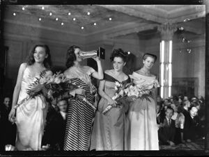 Lucia Bosè, Miss Italia 1947, beve dalla coppa appena vinta, tra le altre concorrenti: da sinistra Gianna Maria Canale, Gina Lollobrigida e Eleonora Rossi Drago