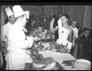Mariella Giampieri, Miss Italia 1949, si serve da mangiare al buffet