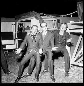Ricky Gianco, Gino Paoli e Dino ritratti alla prima tappa del Cantagiro del 1965