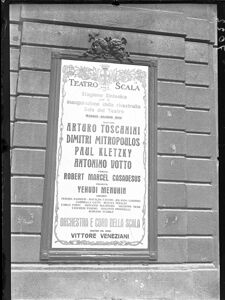 Manifesto affisso all'esterno del Teatro alla Scala con il programma del concerto di inaugurazione del Teatro ricostruito dopo la guerra, diretto da Arturo Toscanini