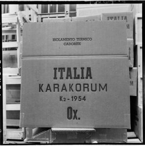 Sullo scatolone la scritta: "Isolamento termico cadorite. Italia Karakorum K2 - 1954. Ox."