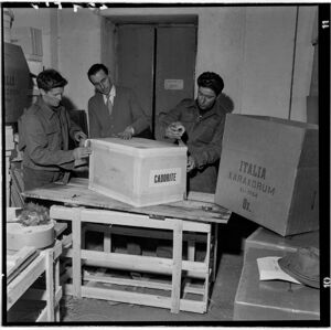 A destra scatolone con la scritta:" Italia Karakorum K2-1954"