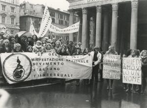 Manifestanti nella piazza prospiciente al Pantheon